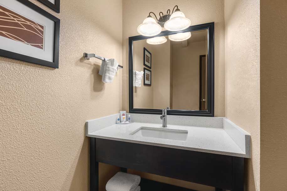 king guestroom bathroom